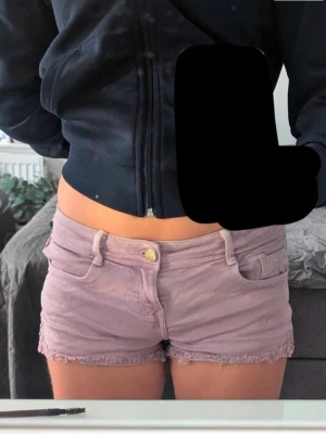 Lila jeansshorts  - Säljer dessa fina vintage jeansshortsen! Shortsen har låg midja samt "taggar" på varje sida.
