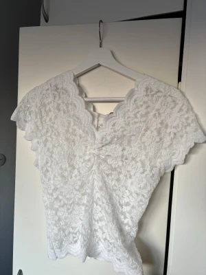 Vit spetsblus Chelsea - Superfin vit blus i spets. Helt ny med prislappen kvar. 🩷passar XS-S