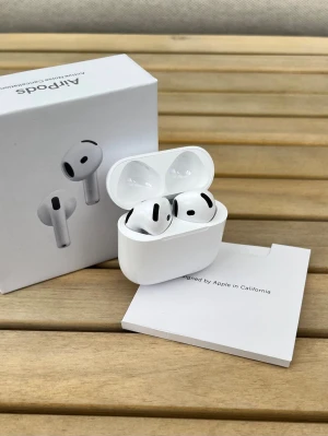 Apple AirPods 4 ANC trådlösa hörlura - Säljer ett par vita Apple AirPods 4 ANC med laddningsetui. De är trådlösa in-ear-hörlurar med stilren design och smidigt fodral. Hörlurarna har även brusreducering (ANC). Perfekta för musik, samtal och träning. Kommer med originalförpackning och manual.
