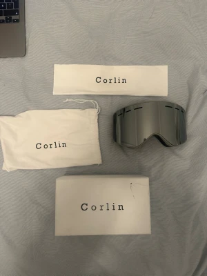 Corlin skidglasögon  - Silvriga/ gråa skidglasögon från Corlin. Köpta 2022 så exakta modell går ej att köpa längre. Har lite små repor(se bild) absolut inget som syns tydligt när man bär dem