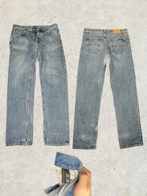 Nudie jeans – Rad Rufus - Riktigt snygga Nudie jeans i modellen Rad Rufus. Jeans i storlek W33 L34. Det finns lagningar i skrevet, men i övrigt är jeansen i bra skick och funkar perfekt för fortsatt användning. Klassisk passform och tidlös modell som bara blir snyggare ju mer de används. Vid fler funderingar är det bara att skriva mvh FABIANFASHION 