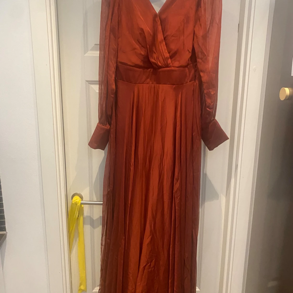 Rostbrun långklänning med v-ringning - 3
