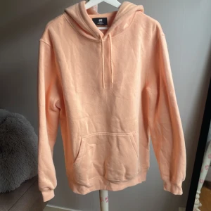Ljus orange hoodie från H&M -  ljus orange hoodie från H&M i relaxed fit.