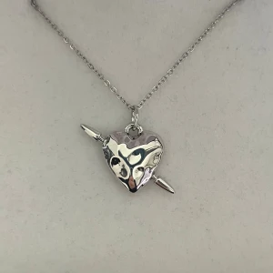 Maria Nilsdotter ”Tuvstarr” inspirerat halsband - Aldrig använd, silverpläterad och tillverkad av rostfritt stål. Kedjans längd 40+5 cm och nickelfri. Om du har fler frågor, tveka inte att höra av dig 🤗