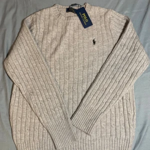 Ralph Lauren cable knit - Väldigt fin cable knit aldrig använt  eftersom den är liten i storleken fick den i julas och den dess stått i garderoben, skulle verkligen rekommendera nu inför hösten och vintern, 11/10 skick