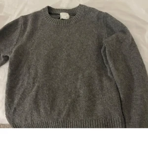 Stickad tröja - Grå stickad tröja som är inprincip ny och aldrig använd!!!
