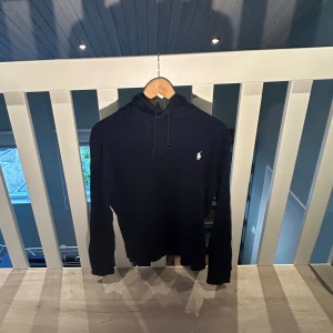 Ralph lauren hoodie  - Riktigt fin hoodie från Ralph Laurent i ny skick. Hör av er vid frågor!!