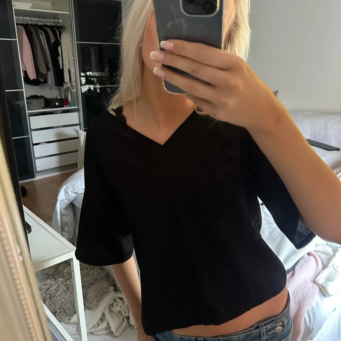 Svart blus med v-ringning från Lindex - 1