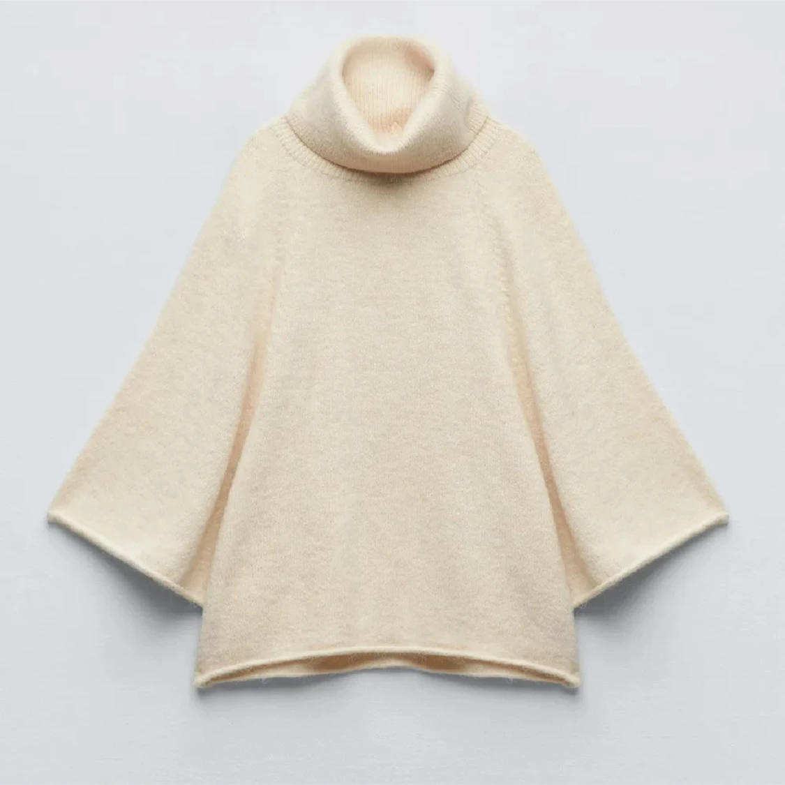 Beige polotröja med vida ärmar