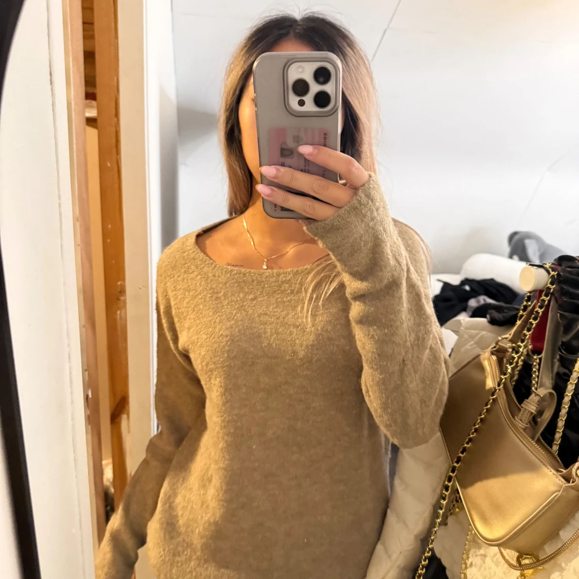 Beige stickad tröja med rund hals - 1