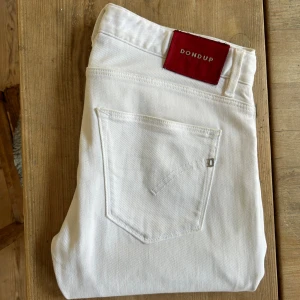 DONDUP JEANS  - Säljer dessa limited edition vita Dondup Jeansen. Väldigt fint skick, använda ett tiotalgånger. Storlek 33, slim/skinny fit. Riktigt fräscha brallor ! Hör av dig vid intresse👍 