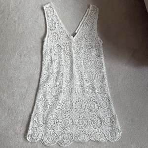 Strandklänning från Calzedonia  - Super härlig vit fin luftig strandklänning, perfekt utomlands/på stränder❤️nästan helt oanvänd!