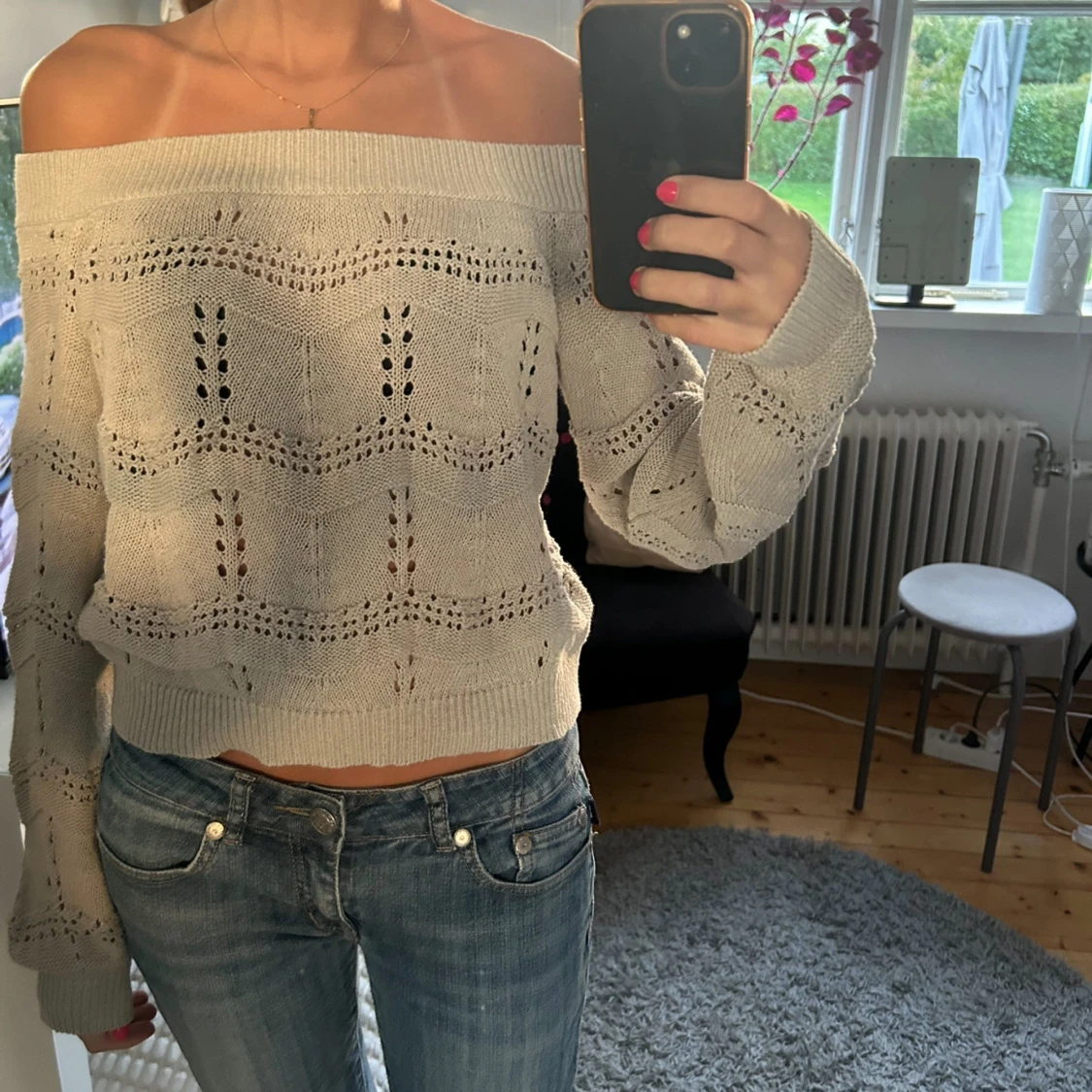 Beige offshoulder stickad tröja