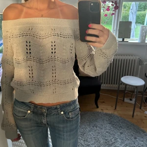 Beige offshoulder stickad tröja - Superfin beige stickad tröja med offshoulder-modell och lång ärm. Storlek men sitter som en s⚡️⚡️