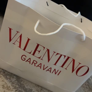 Valentino garvani skor - Köpte dessa till min flickvän men tyvärr så gjorde vi slut så darför säljs det till ett rimligt pris 