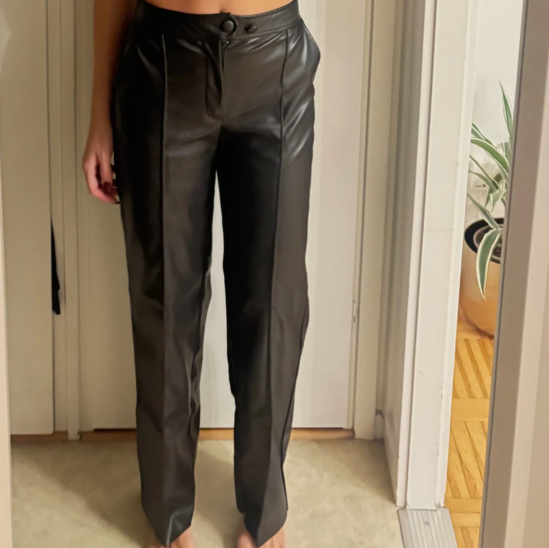 Svarta raka byxor i skinnimitation 