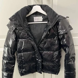 Svart pufferjacka från Calvin Klein - Säljer en svart pufferjacka från Calvin Klein eftersom den inte kommer till användning. Jackan har avtagbar huva och CK-logga på bröstet. Enda defekten är ett litet hål i ena fickan. Skriv för frågor eller fler bilder💕