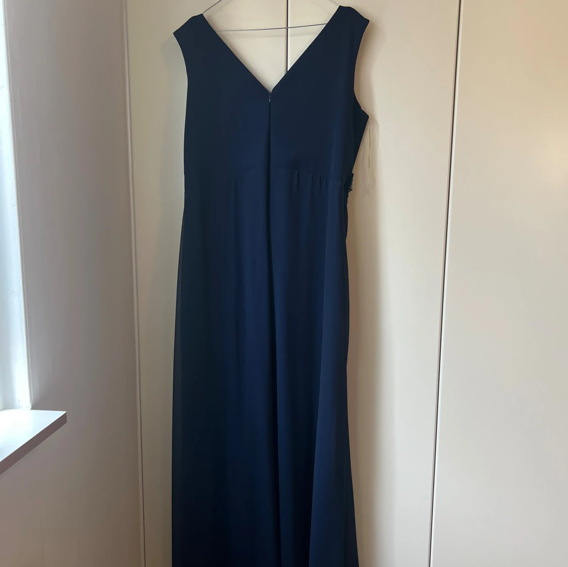 Marinblå långklänning med pärldetaljer - 1