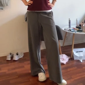 Grå wide linnebyxor från H&M - Snygga grå linne/kostymbyxor från H&M med breda ben och relaxed fit. Byxorna har resår i midjan med snörning och två bakfickor. Perfekta för en chill och trendig look, superlätta och luftiga i materialet.