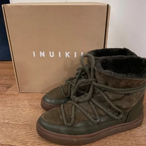 Gröna Inuikii boots i mocka och skinn - Jätte snygga vinterskor från Inuikii. Köpta på Vinted men tyvärr så passade dom inte mig så säljer vidare. Passar om du har 40-41 i skor. Den tidigare ägaren hade använt dom i nån säsong men dom är fortfarande i väldigt bra skick. Jag har original låda med. Ordinarie pris ca 3000 kr.