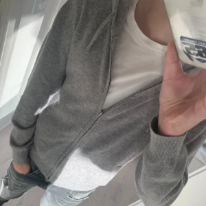 Cashmire zip hoodie  - Säljer en fet cashmire zip hoodie, strl M, skriv om ni har någon fundering kring hoodin!