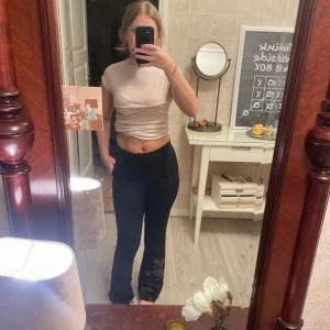 Svarta bootcut byxor  - Säljer ett par svarta byxor med bootcut-modell och skulle säga det är medelhög midja, under navlen på mig. Byxorna har en klassisk look med utsvängda ben och sitter snyggt i midjan.köpte på vinted men inte min stil.