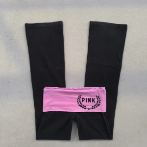 VS Pink low waist yoga pants  - Victoria’s Secret Pink foldover yoga byxor lågmidjade utsvängda bootcut 🩷