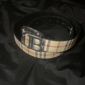 Burberry bälte - Beige bälte från Burberry i storlek 110 Cm, helt ny och oanvänd🙂