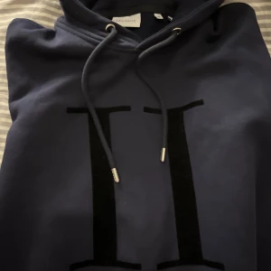 Les Deux hoodie mörkblå  - Aldrig använd och aldrig tvättad, mjuk på insidan. Inte i närheten av sliten alls. Riktigt fin storlek M, pris 450