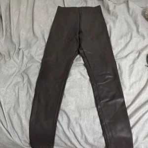 Skinny skinnbyxor brun/svartish från H&M - Använd fåtal gånger, ganska osäker på färgen den e typ brun/svartish i storlek xs från H&M.