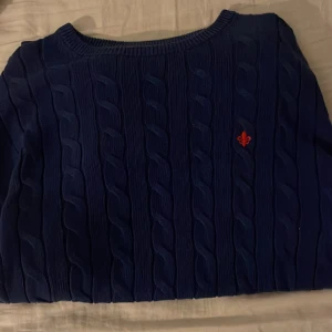 Morris tröja säljes/bytes - Jag säljer nu min Morris tröja som tyvärr är förstor. Storleken är M. Den är för dig som vill ha en stilren look. Kan byta också. Har ni några frågor är det bara att fråga👍