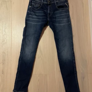 Replay Anbass jeans mörkblå slim - Snygga Replay Anbass jeans i mörkblå färg. Dom passar folk mellan 165-170 dom är bra i skicket och ser bra ut. Byxorna är insydda och sitter tajtare än original. Hör av er vid frågor eller intresse!🤩storlek 29!