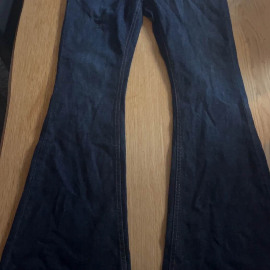 Blå flared jeans från Amisu, stl 38