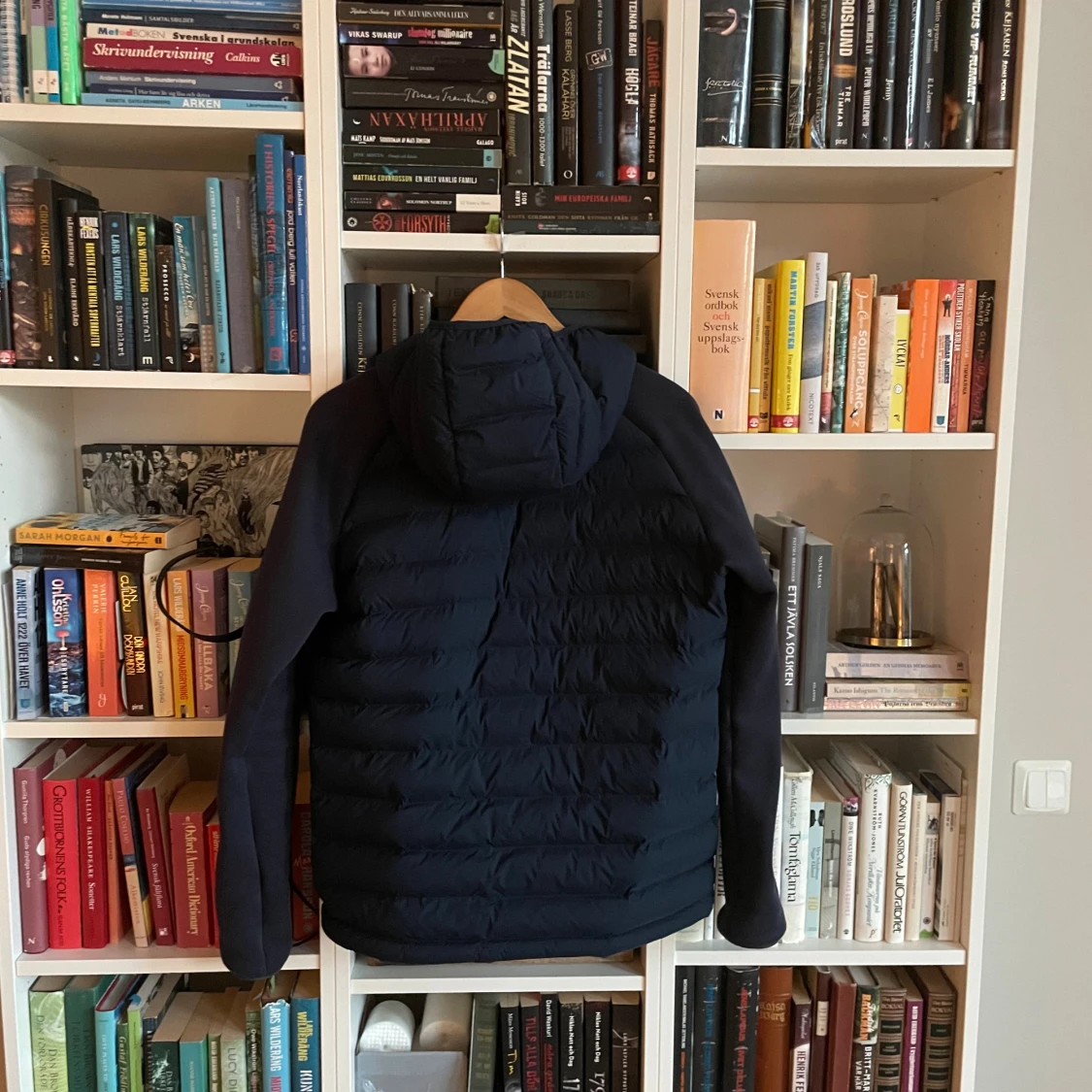 Mörkblå pufferjacka med huva - 1