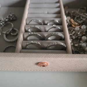 Snygga silverringar med stenar - Flera stilrena silverfärgade ringar med glittrande stenar och olika former. Perfekta för att mixa och matcha, vissa med släta band och andra med små gnistrande stenar. Passar dig som gillar klassisk men trendig stil. Helt oanvända och dom är 17mm.