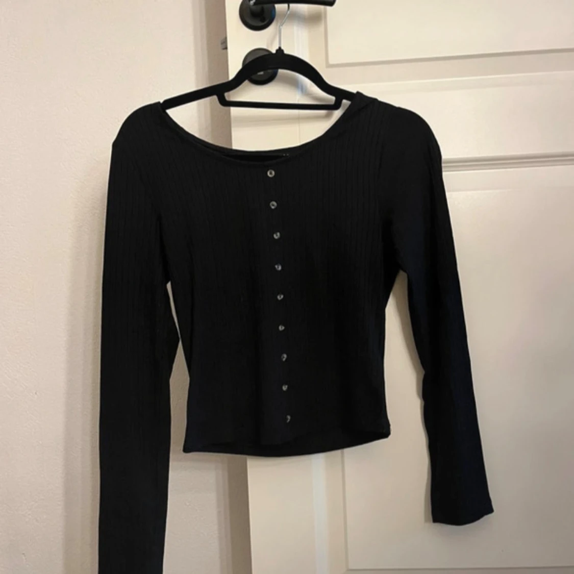 Svart ribbad topp med knappar