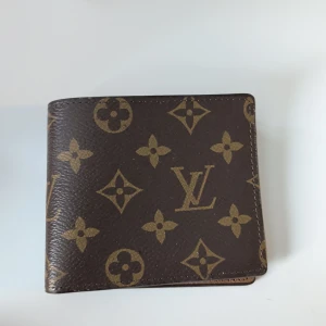 Louis och v plånbok - Bra skick är alltid aktiv för frågor och prisförslag 