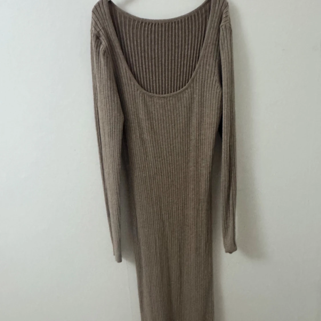 Beige ribbad lång stickad klänning
