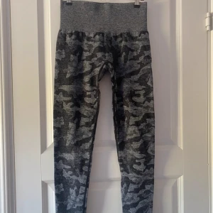 Grå camo leggings från NVGTN - Använd 2-3gånger. Nyskick. Kamouflage. Köpt för 585kr.