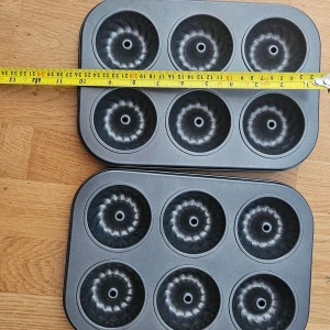 Bakformar  - Bilderna visar två muffins- eller bakformar i metall med plats för 6 bakverk vardera. Oanvänd