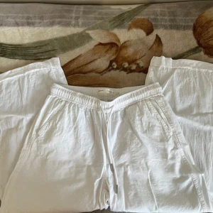 Vita linneshorts från InWear - Säljer ett par fräscha vita shorts från InWear i luftig linneblandning. De har elastisk midja med snörning och två sidofickor. Perfekta för varma dagar när du vill ha en clean och chill look.