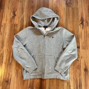 Grå zip hoodie från Polo Ralph Lauren storlek S - Äkta grå Ralph lauren hoodie ✅                               - 62 cm i längden, 51 cm i bredden, 59 cm i ärmlängd                                                                    - 9/10 skick, aldrig använd, inga defekter, finns qr kod för äktenskapsbevis                           Pris går att diskutera 🫡