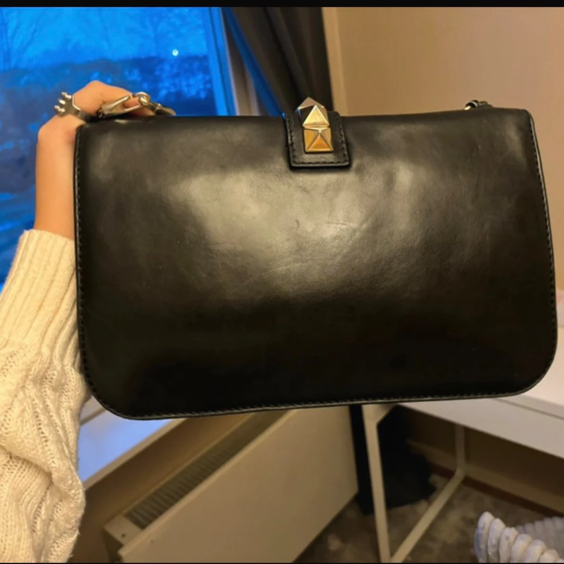 Svart axelväska Valentino med nitar - 1