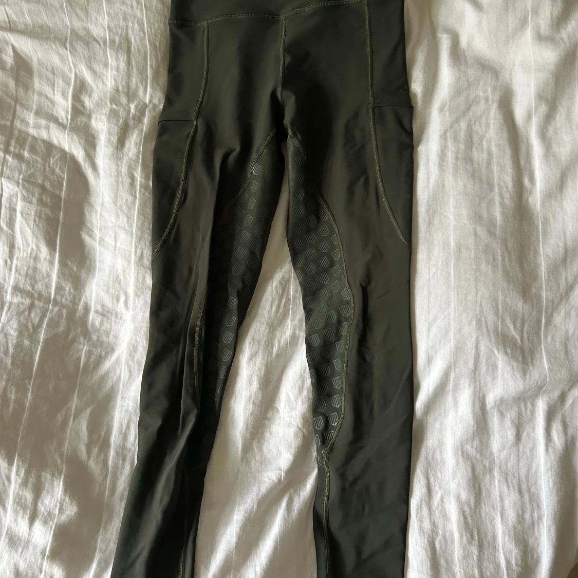 Mörkgröna ridleggings från Maya Delorez - 1