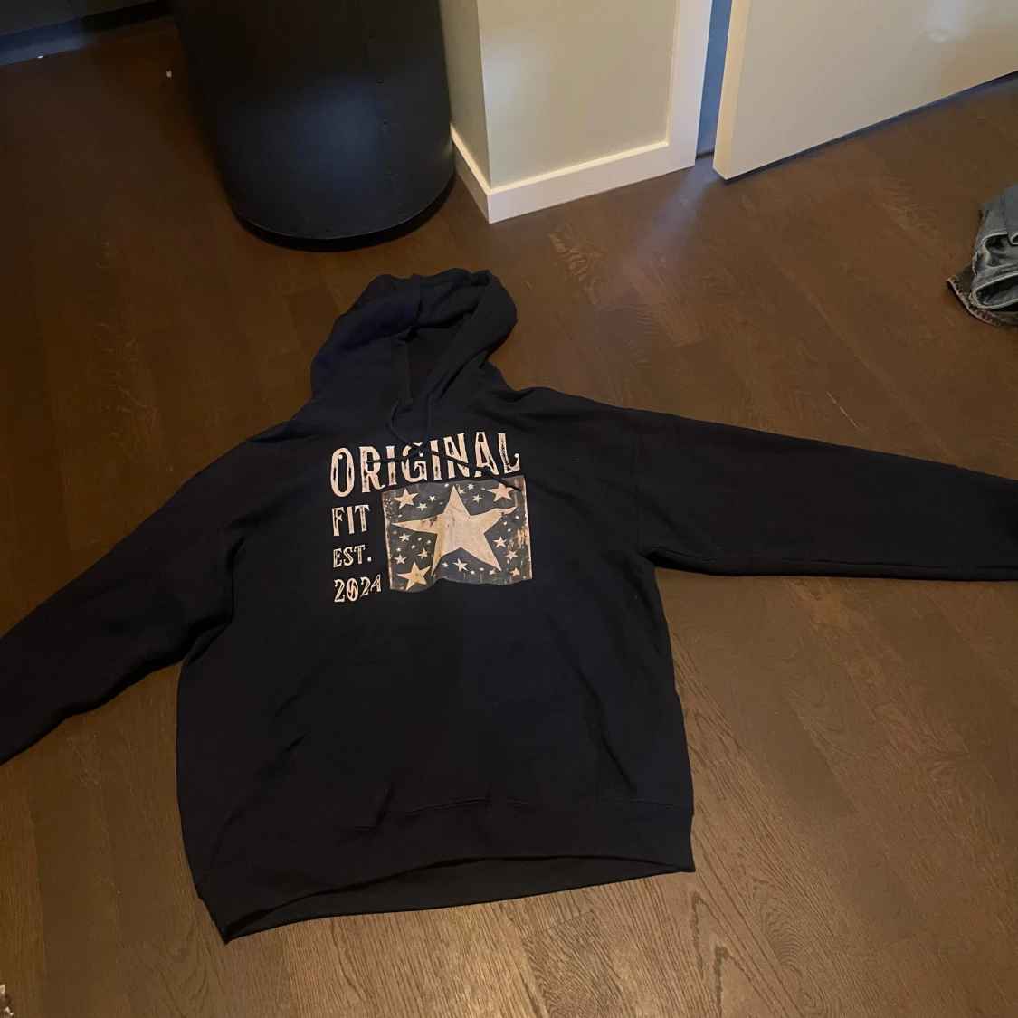 Mörkblå  hoodie med stjärntryck och text - 1