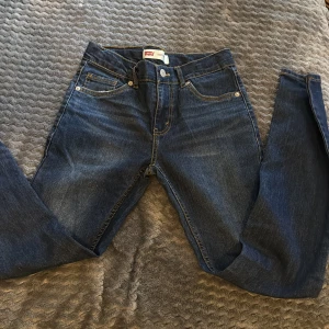 Levi's 510 jeans  - Snygga Levi's 510 jeans som sitter slim fit,jeansen är i bra skick utöver lappen på sista bilden som börjat lossna pågrund av sömmen hör av dig vid minsta fundering✌🏼(pris kan diskuteras)