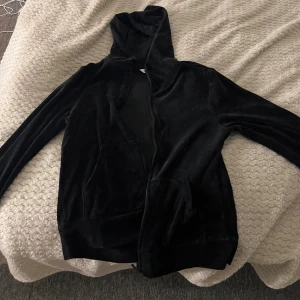 Svart sammets-hoodie med dragkedja - Mjuk och stilren svart hoodie i sammet med dragkedja framtill och huva. Väldigt bekväm!🥰