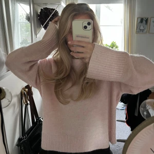 Stickad rosa tröja - Populär tröja från Gina Tricot!☺️Tröjan är i storlek 158/164 men sitter som en XS/S💗