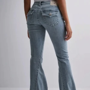 True Religion jeans - True religion jeans ljusblå storlek w27. Fint skick och säljer då dom inte passar! Nypris: 1299kr Mitt pris: 900kr