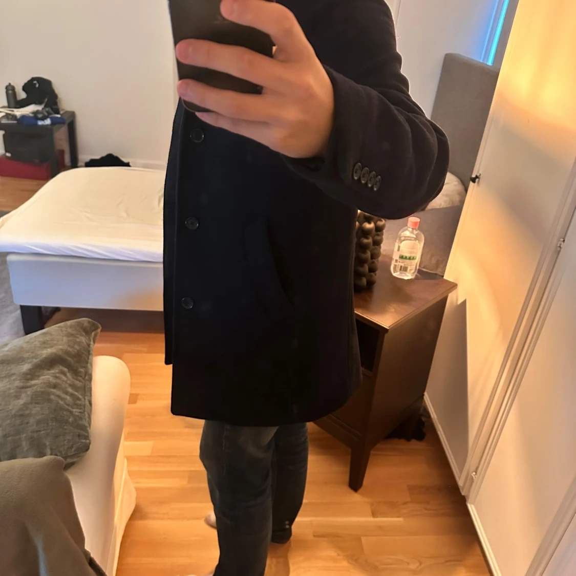 Svart rock i ull med knappar - 1